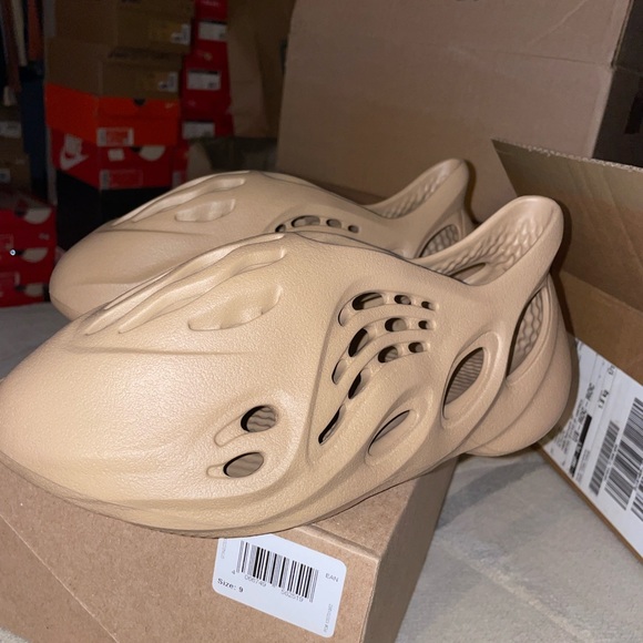 Yeezy Foam Runner “Clay Taupe” Brand New - Picture 1 of 3